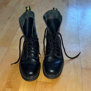 Women’s Dr. Martens Black / 8